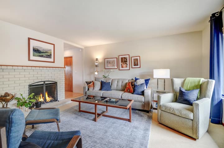 ห้องนั่งเล่นของเรามีเตียงโซฟาแบบดึงออกใหม่สมาร์ททีวีและที่นั่งที่สะดวกสบายสำหรับ 7 คน 