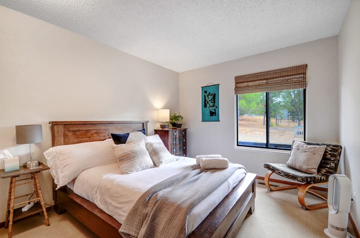 ห้องนอน 2 มีเตียงควีนไซส์พร้อมผ้าปูที่นอนใหม่และนุ่ม