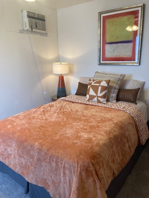 เตียงขนาดใหญ่พิเศษพร้อมโต๊ะข้าง