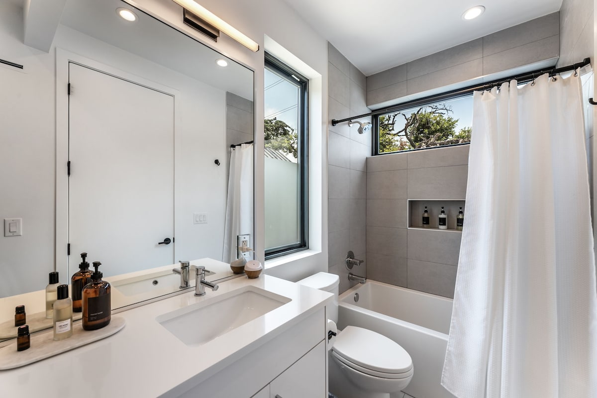 Modern Studio 1 Mile from Downtown & Zilker Park