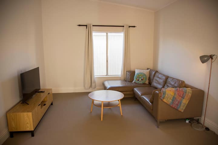 Vintage Miners Cottage In A Convenient Location - Australia