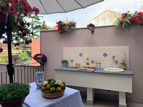 Airbnb con migliori performance: Casa Angelina is just a short walk from the sea in Pozzillo. a Acireale
