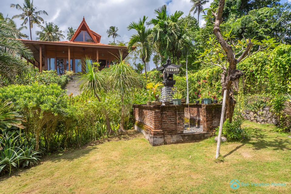 A Javanese joglo villa in a tropical fruit garden by the sea, Selemadeg, Tabanan, Bali, Indonesia, photo 6 of 10