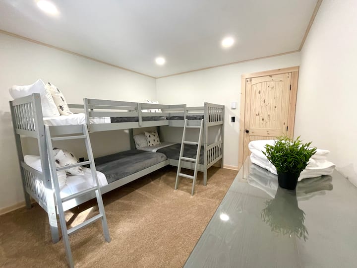 Cuatro camas individuales ( para adultos) y vestidor