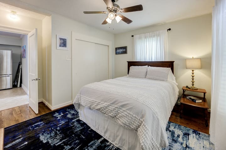 Dormitorio trasero con armario doble y cama tamaño queen.  Este es el «dormitorio del espacio».