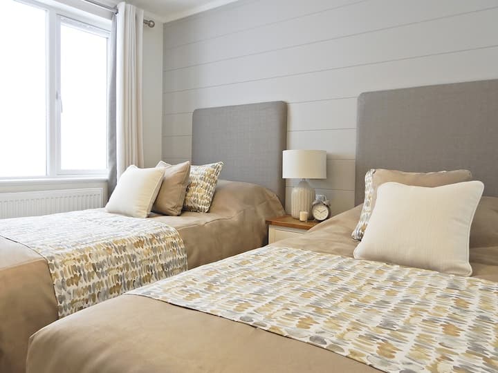 חדר שינה זוגי עם מלתחה