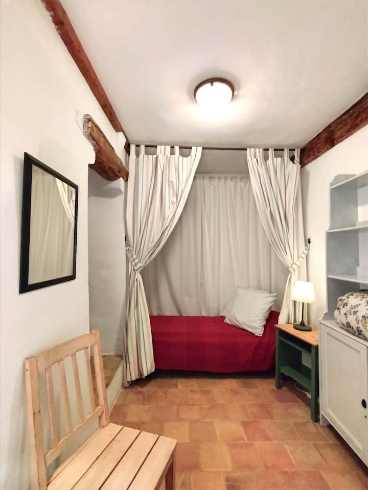 A l'étage, l'Alcôve idéal pour se reposer. Elle dispose d'un lit simple confortable avec un rideau d'intimité et d'un bureau en bambou. Il convient de noter que les clients doivent passer par cette pièce pour accéder à la SdB & à la petite chambre.