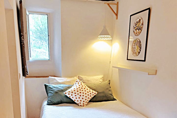 "Si c'est douillet, je le veux."
La chambre blanche à l'étage.
La petite chambre pour 1 ou 2 personnes bénéficie du soleil de l'après-midi, d'un lit de 140 cm et de beaucoup d'espace pour accrocher vos vêtements et ranger vos bagages.