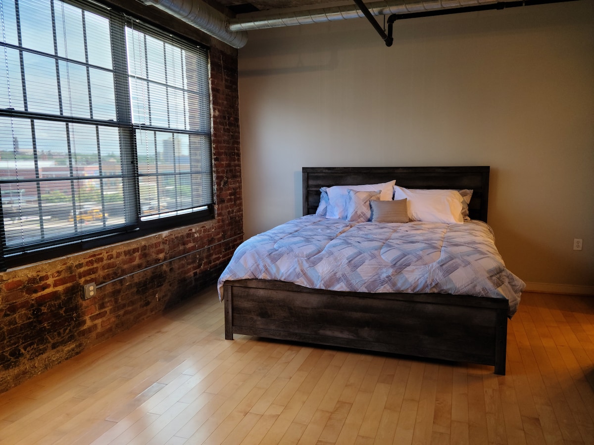 Kitanda aina ya KING kinachoangalia jiji (chumba cha kulala cha 1)