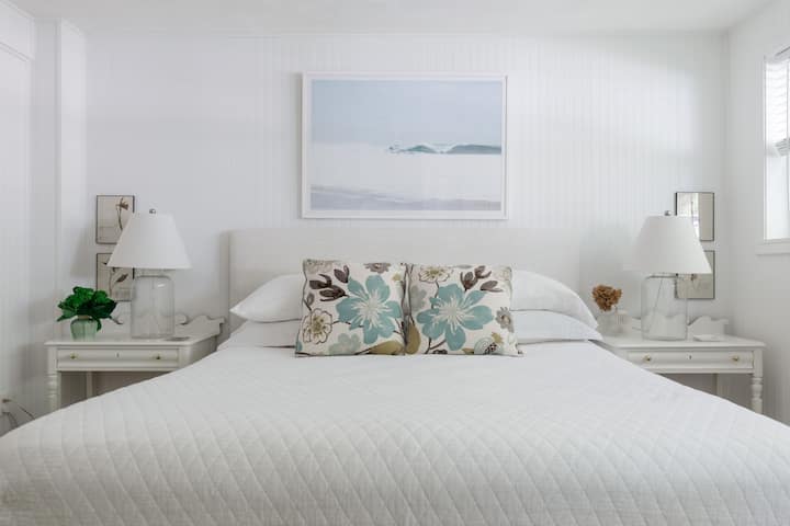 Dormitorio tamaño king en el nivel inferior. Este dormitorio tiene TV inteligente y tiene acceso directo a un baño con jack y jill con dormitorio doble. Es el lugar perfecto para una suite familiar.