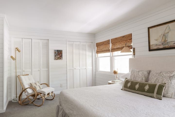 Dormitorio king en la planta superior, baño privado con televisión inteligente y área de escritorio con escritorio de manzana.