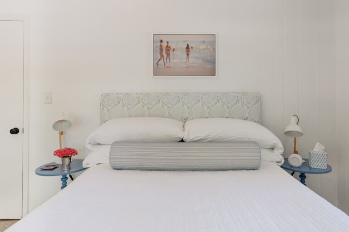 Dormitorio queen encantador de primer nivel.