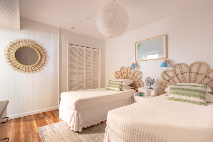 Dormitorio doble interior con televisión inteligente y se conecta a un baño Jack y Jill.