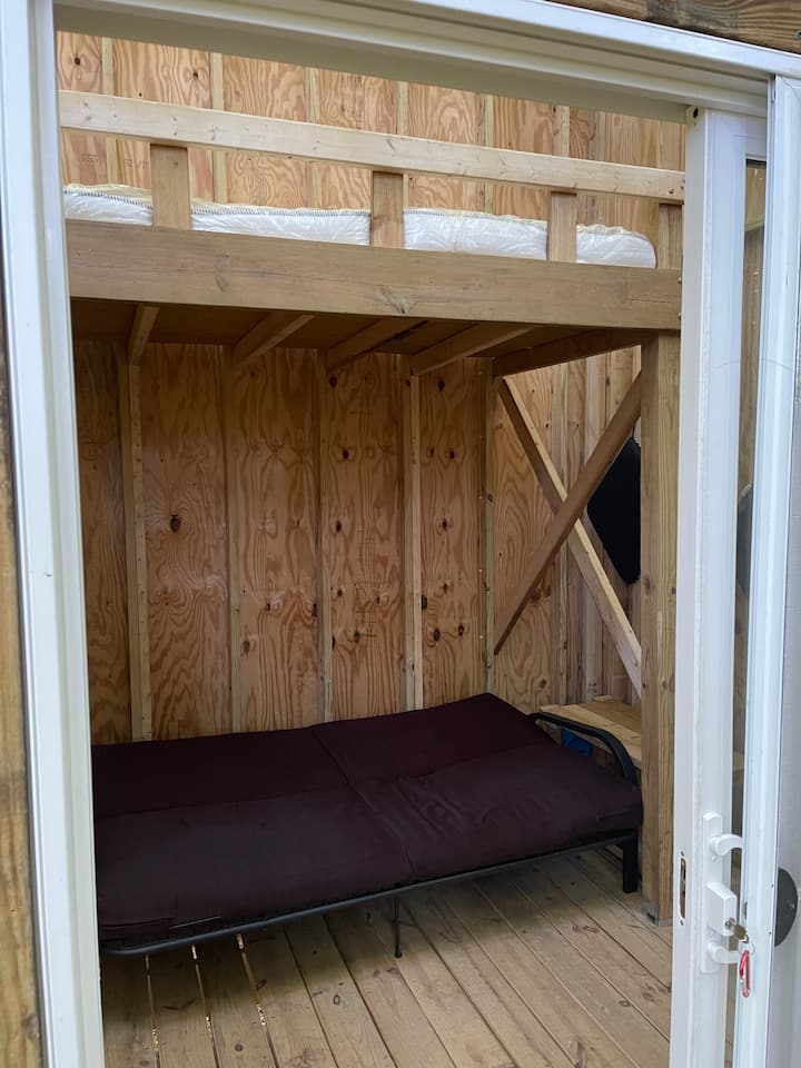 Magodoro mawili ya ukubwa kamili yametolewa - moja kwenye futon (futon ya chuma imebadilishwa na futon ya mbao) na moja juu ya roshani.

Magodoro yote mawili yatakuwa na mashuka safi.

Tafadhali beba mito na mablanketi (mablanketi mengi wakati wa miezi ya baridi!).