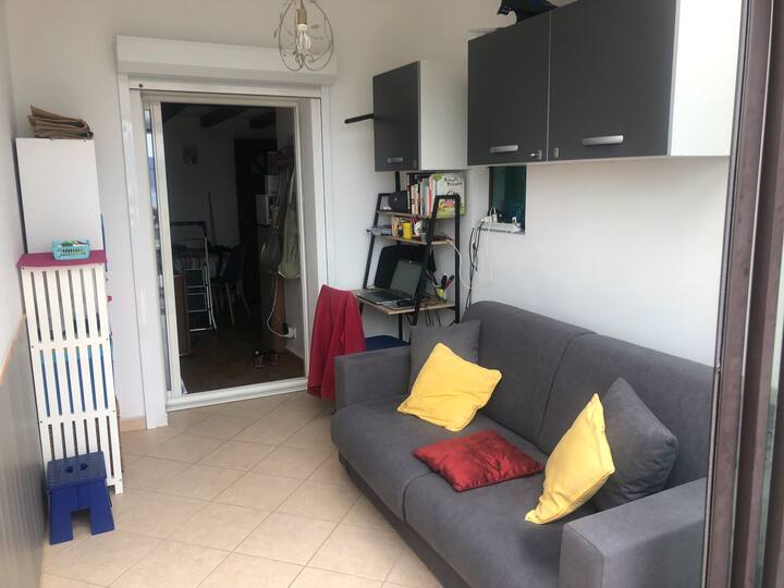 พื้นที่สำนักงานในระเบียงพร้อมโคมไฟตั้งโต๊ะปลั๊กไฟเก้าอี้ ไม่มีแล็ปท็อป เครือข่ายอินเทอร์เน็ต SFR ที่ดีให้บริการไม่มีค่าใช้จ่ายเพิ่มเติม รหัสอินเทอร์เน็ตในหนังสือต้อนรับ ห้องสว่างพร้อมวิวทะเลริมอ่าว