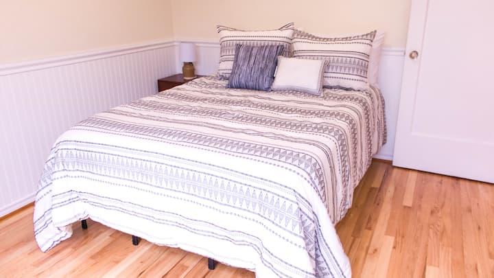 可爱的第二间卧室配备双人床，房间光线充足，有法式门可通往甲板和后院！ 