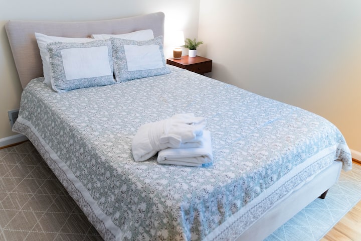 第一间卧室配有非常舒适的标准双人床！