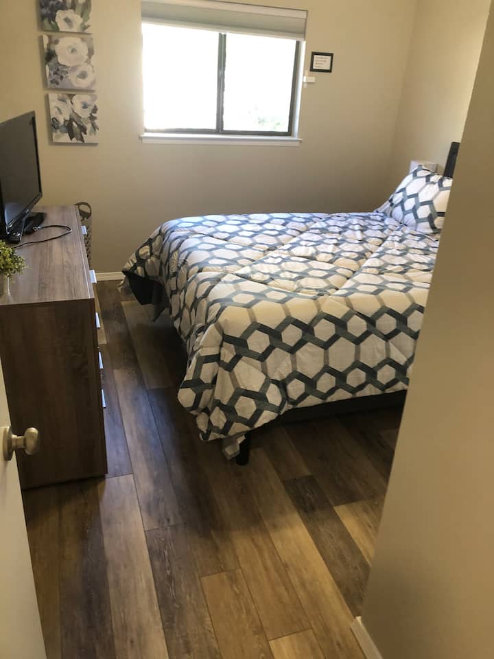 3号卧室配有标准双人床、梳妆台、梳妆台、床头柜、智能消防电视、衣柜和行李架