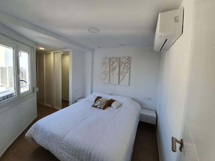 ห้องนอนใหญ่พร้อมห้องน้ำ/
ห้องนอนใหญ่ (พร้อมห้องน้ำ)