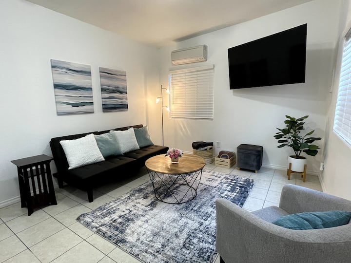 Cozy Casita 3 Miles From The Strip - Las Vegas, NV