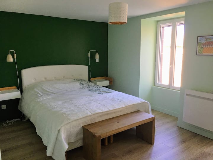 Kwenye ghorofa ya 1, chumba cha kijani 15 m2 kilicho na kitanda cha 160x200, duvet 1 220x240, mito 2 50x70