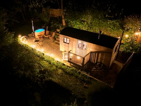 Romantic Shepherds Hut with Hot Tub