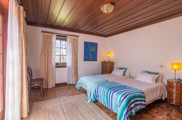 habitación con cama matrimonial en la planta baja frente a los jardines