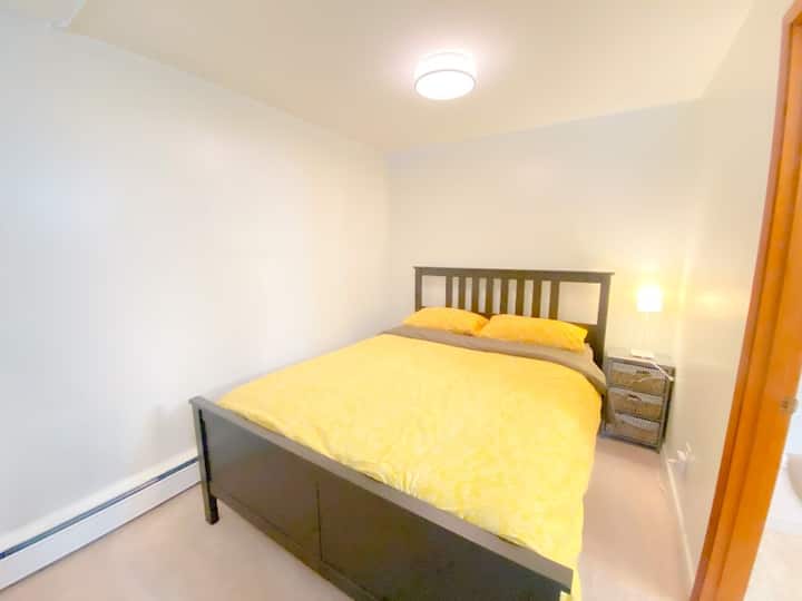 舒适厚的记忆泡沫标准双人床。