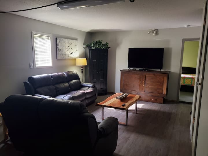 ชั้นล่างมีทีวีจอใหญ่ เหมาะแก่การพักผ่อนยามเย็นไม่มีภาพเป็นโต๊ะบาร์พร้อมเก้าอี้สตูล 4 ตัวและตู้เย็นขนาดใหญ่สองชั้นเพิ่มเติม