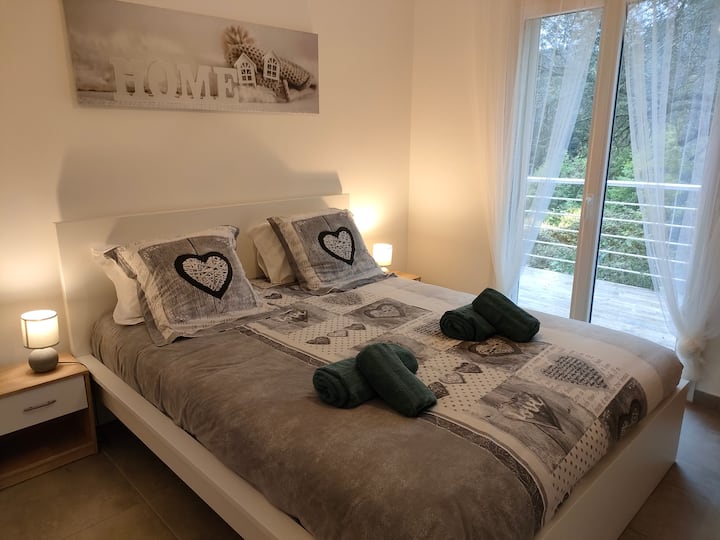 1 bed 160x200 with very good mattress and memory pillows 