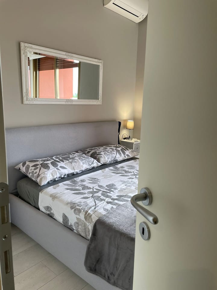 Spálňa s výhľadom na jazero s balkónom s nádherným výhľadom. Posteľná bielizeň a vankúše sú od jemnej dánskej značky KRONBORG, všetky certifikované podľa OEKO-TEX® -
Spálňa s výhľadom na jazero s balkónom s úchvatným výhľadom.