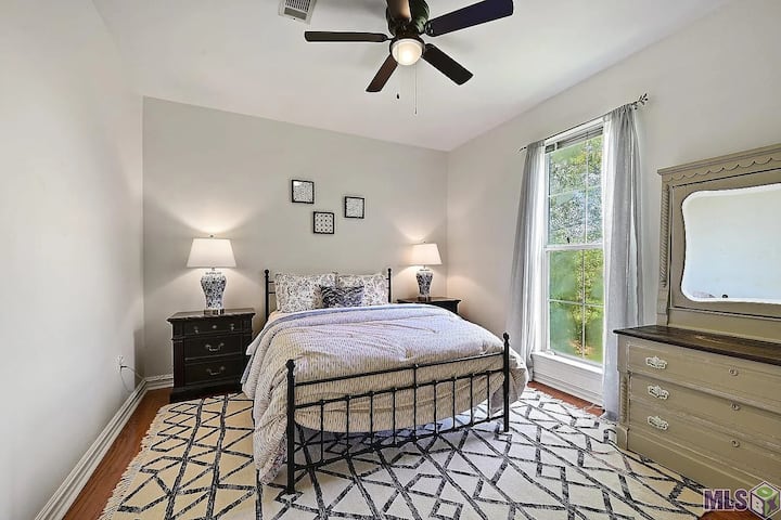 Segundo dormitorio con cama tamaño queen en el segundo piso