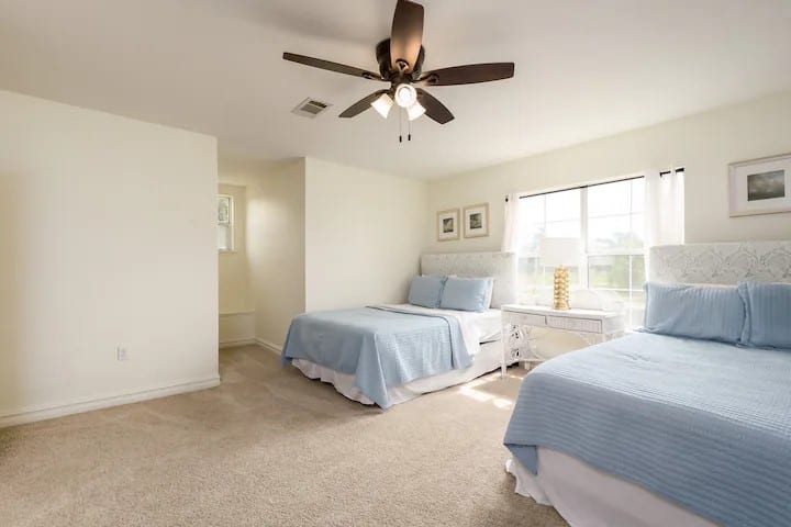 Quinto dormitorio con 2 camas tamaño queen. Esta habitación tiene su propio baño. 