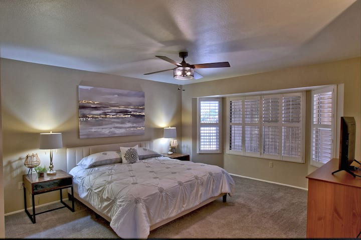 ห้องนอนใหญ่เตียงคิงไซส์