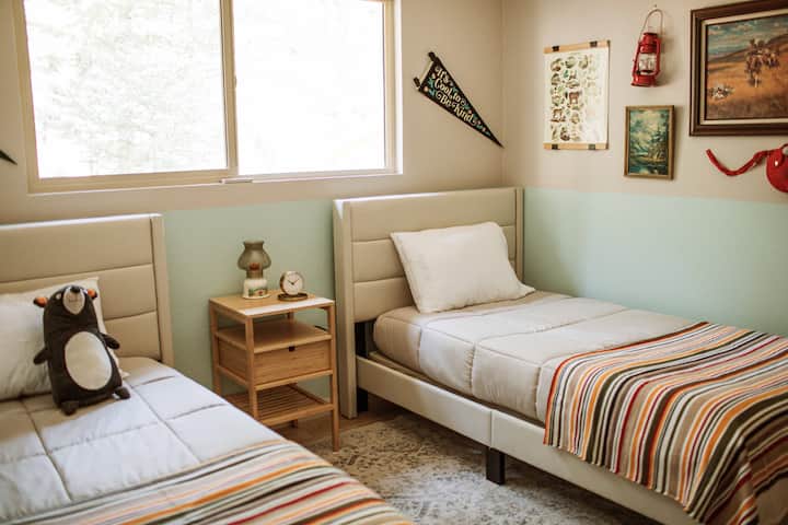 Chumba cha mapacha mara mbili kimejaribiwa kwa uangalifu kwa furaha ya juu ya sleepover. nyumba /nyumba ya mbao katika ziwa la Big Bear.