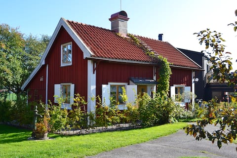 Cozy rustic cottage from 1858 near Örebro city