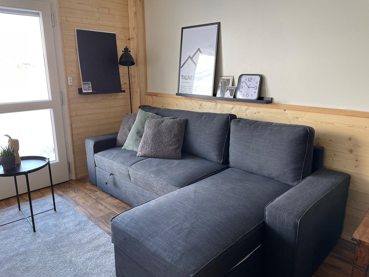 Woonkamer met een slaapbank voor twee personen.
Al het beddengoed is zeer gemakkelijk op te bergen voor zeer snelle opstelling