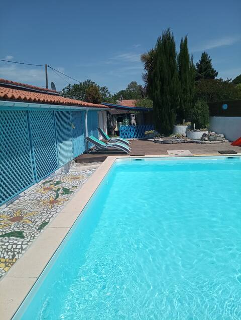 4 bedroom cottage- Pool/BBQ/Kitchen/Chateaux/Ocean