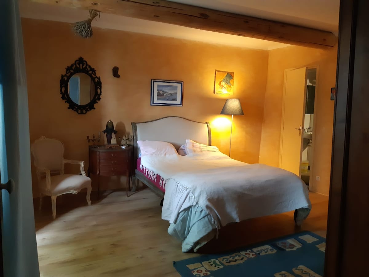 Dhoma e parë e gjumit me hyrje në banjë