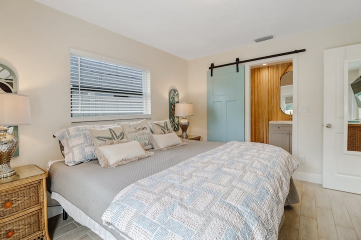 El dormitorio principal tiene una cama ajustable tamaño king y un baño privado.