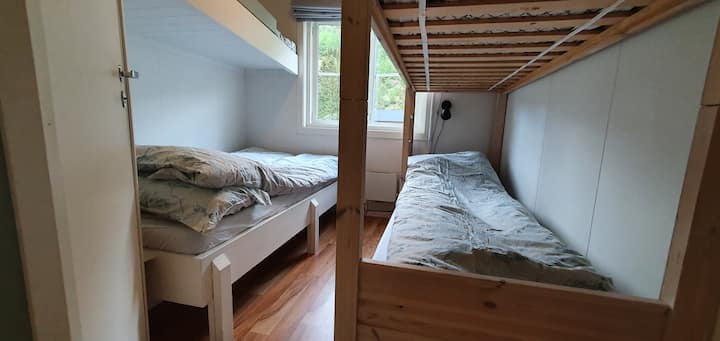 ห้องนอนมีเตียงขนาด 120 ซม. ส่วนที่เหลือเป็นเตียงสองชั้นขนาด 90 ซม. ผู้เข้าพักทั้งหมด 5 คนสามารถนอนที่นี่ได้