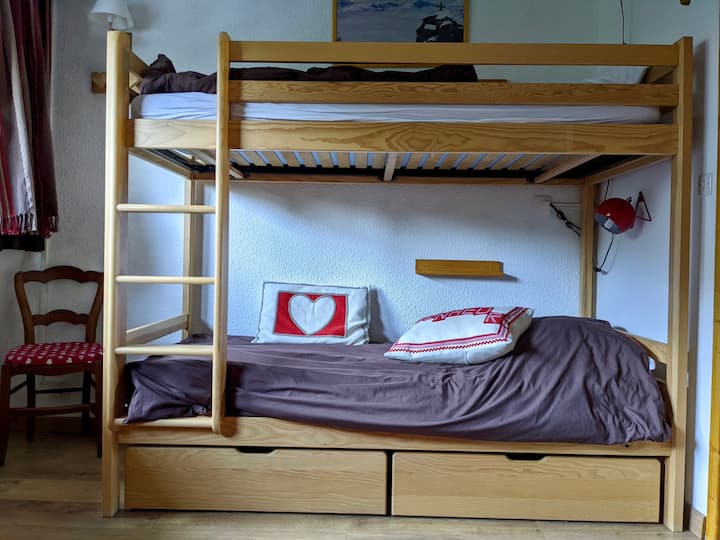 Chbre niveau bas - เตียงสองชั้นเดี่ยว 2 หลังและเตียงเดี่ยวแบบดึงออก 2 เตียง