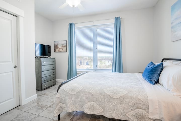 Dormitorio de invitados #3, cama queen, televisor inteligente, tocador/escritorio