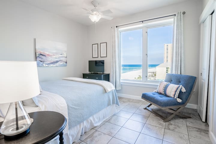 Dormitorio de invitados #2, vistas al golfo, cama tamaño queen, TV inteligente