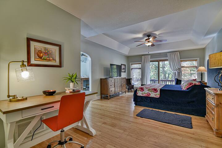 Upscale family oasis. Close to everything. Hot tub gallery image 4