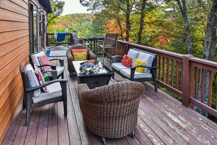 Upscale family oasis. Close to everything. Hot tub gallery image 2