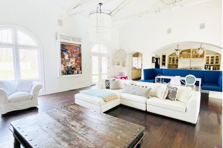 HUGE Estate – Great for Groups: Pool, Hot Tub, Fun gallery image 2