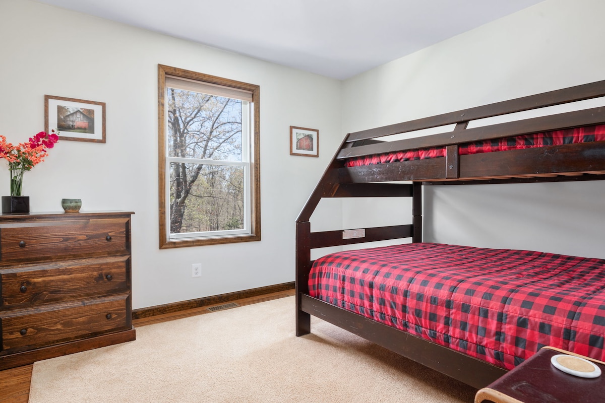 El tercer dormitorio cuenta con una litera con una cama doble en la parte superior y una completa en la parte inferior.