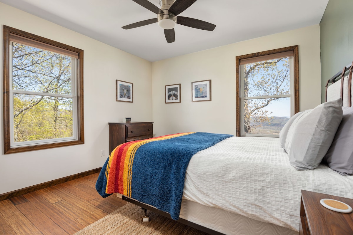 El segundo dormitorio cuenta con una cama tamaño queen y una vista del valle que no te puedes perder.