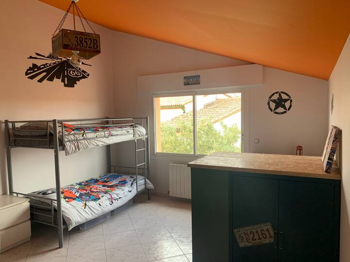 A l'étage : 
La chambre orange pour l'espace des enfants, elle comporte 4 à 5 couchages !